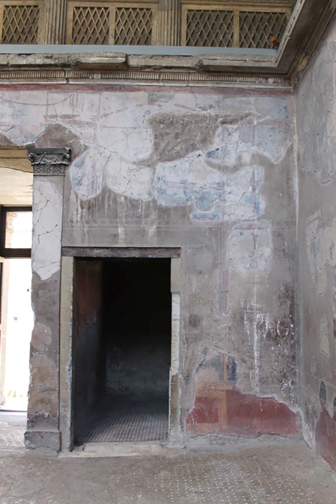 V.1 Herculaneum. March 2014. Doorway to room 2, in north-west corner of atrium.
Foto Annette Haug, ERC Grant 681269 DÉCOR.